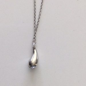 Ilsa Perreti teardrop silver necklace.